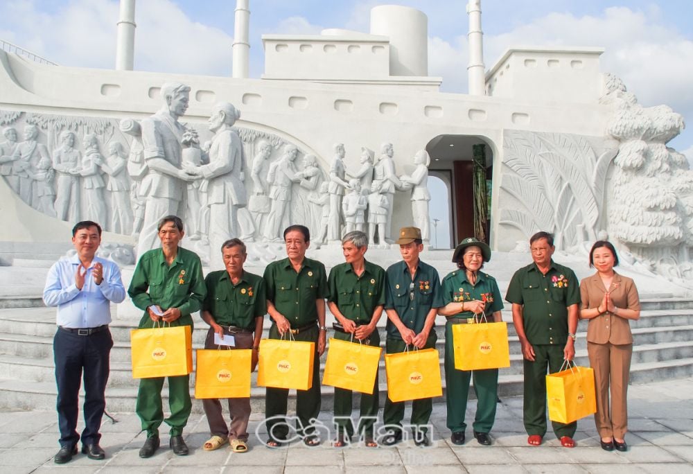 4/ Đại diện đoàn công tác trao quà cho gia đình hội viên Cựu Chiến binh có hoàn cảnh khó khăn.