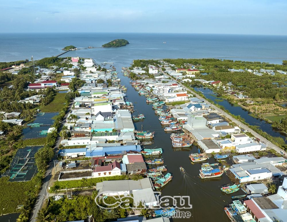 Phố ven biển Kinh Hòn “khoác” áo mới. Nơi đây được thiên nhiên ban tặng cho hòn Ðá Bạc tuyệt đẹp, thu hút khách tham quan.