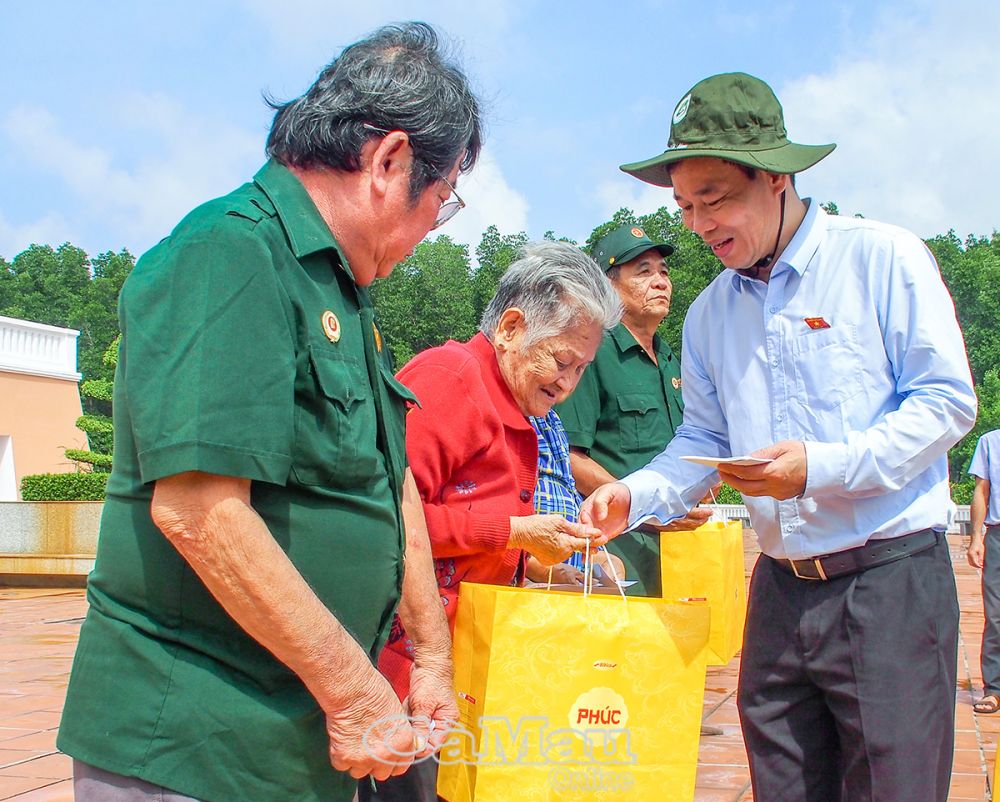 Đại biểu Quốc hội các tỉnh, thành phố tặng 20 suất quà cho các cựu chiến binh có hoàn cảnh khó khăn tại xã Đất Mũi, mỗi suất trị giá 1 triệu đồng.