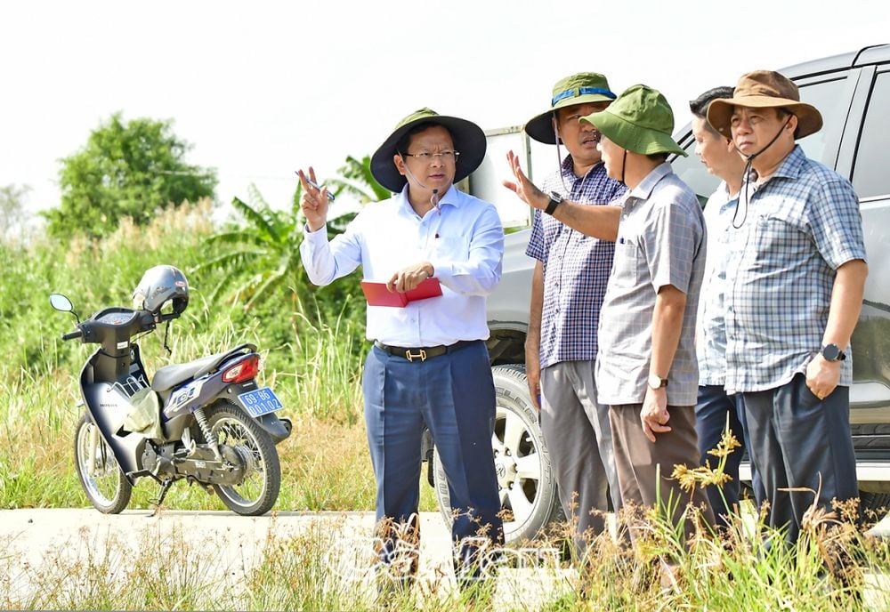 Phó bí thư Thường trực Tỉnh uỷ Nguyễn Đức Hiển nắm tình hình tại Hồ chứa nước ngọt, xã Khánh An.