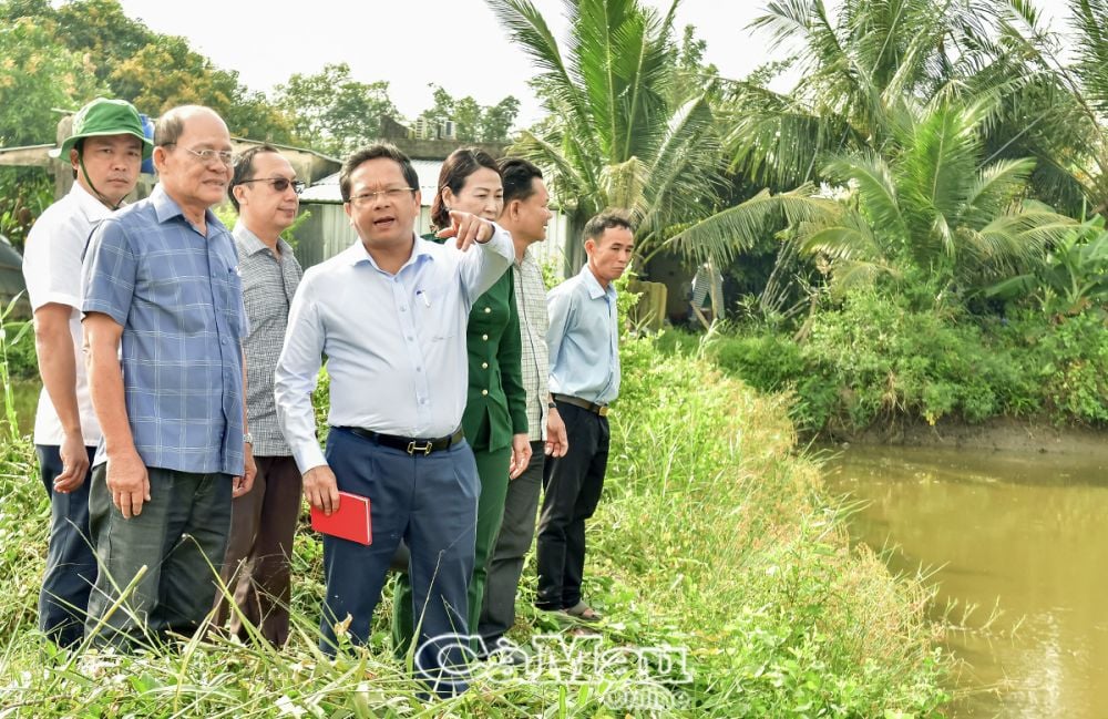 Phó bí thư Thường trực Tỉnh uỷ  Nguyễn Đức Hiển tham quan, tìm hiểu mô hình sản xuất kết hợp lúa -tôm càng hiệu quả tại hộ ông Lý Văn Khanh, Ấp 10, xã Khánh An.