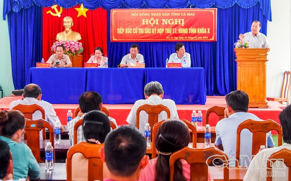 Phó Bí thư Thường trực Đảng ủy xã Tân Ân Tây - Lê Minh Thùy giải đáp các thắc mắc của cử tri