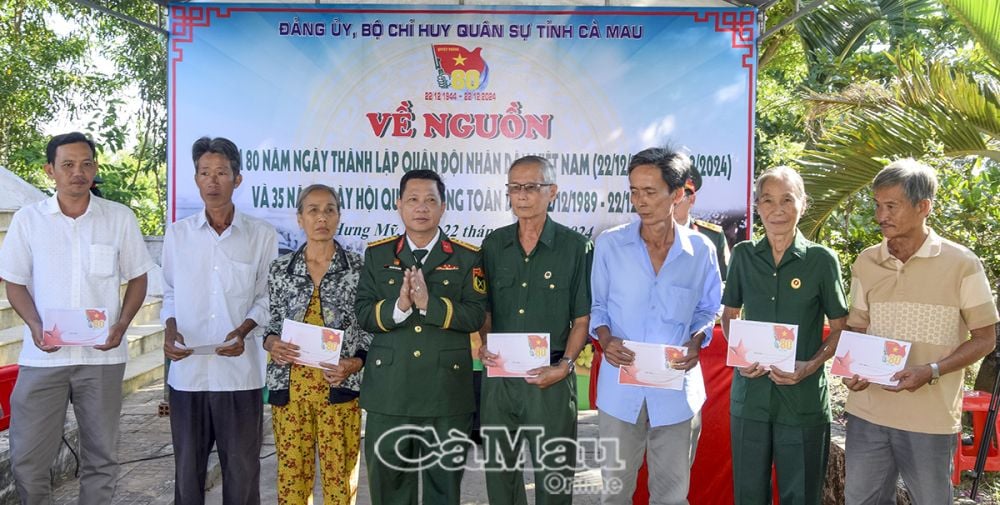 7/ Đại tá Nguyễn Văn Hùng, Uỷ viên Ban Thường vụ Tỉnh uỷ, Chỉ huy trưởng Bộ CHQS tỉnh tặng quà cho các gia đình có công nuôi với cách mạng.