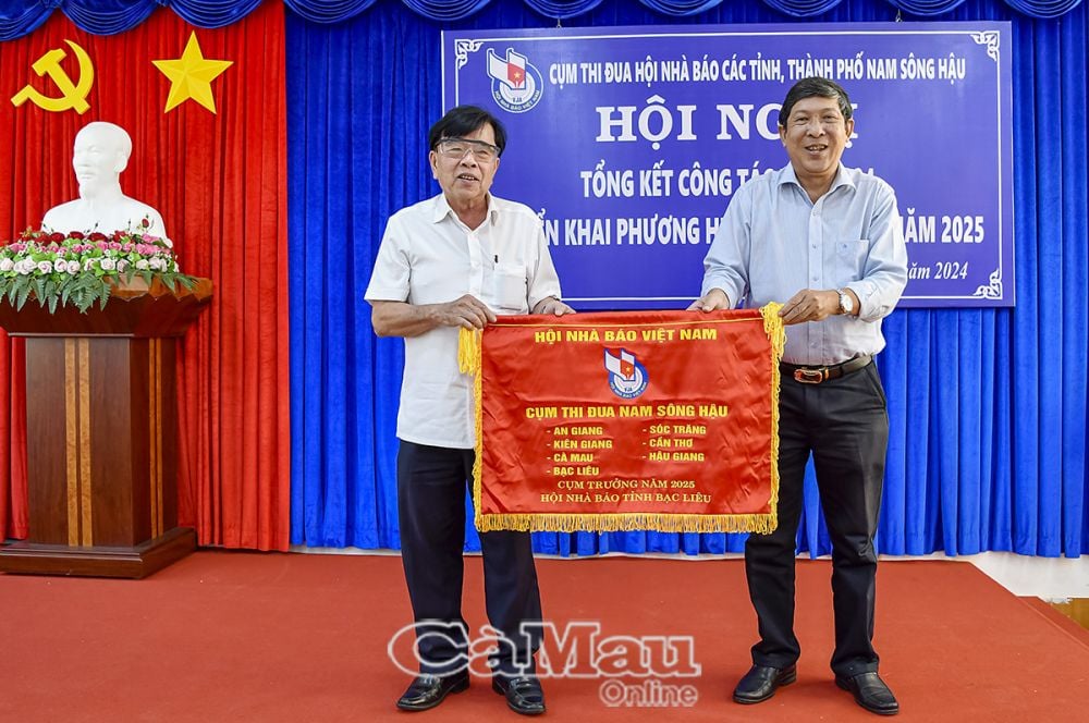 Nhà báo Nguyễn Thanh Dũng, Chủ tịch Hội Nhà báo Việt Nam tỉnh Cà Mau trao cờ luân lưu Cụm trưởng năm 2025 cho Hội Nhà báo Bạc Liêu.