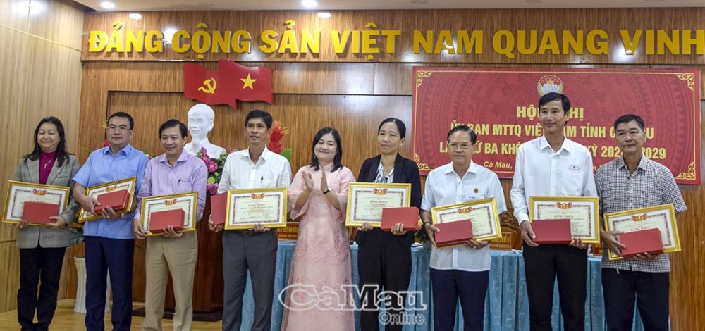 5/ Phó chủ tịch Thường trực Uỷ ban MTTQ Việt nam tỉnh Võ Thị Ngọc Hân tặng bằng khen của Ban thường trực Uỷ ban MTTQ Việt Nam tỉnh cho các tập thể có thành tích ủng hộ, đóng góp kinh phí cho đồng bào miền Bắc bị thiệt hại do bão số 3 (Yagi).