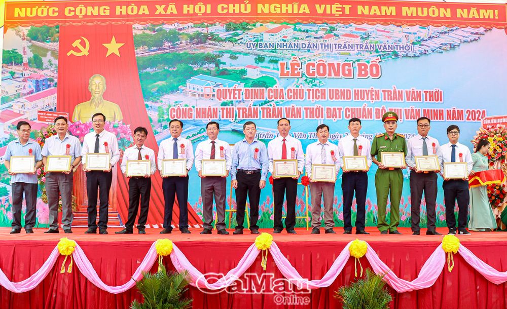 Ông Hồ Song Toàn, HUV, Phó Chủ tịch UBND huyện trao giấy khen cho các tập thể có thành tích xuất sắc trong chỉ đạo, hỗ trợ, xây dựng Thị trấn Trần Văn Thời đạt chuẩn đô thị văn minh.