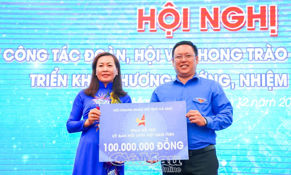 Hội Doanh nhân trẻ tỉnh Cà Mau trao hỗ trợ 100 triệu đồng cho Uỷ ban Hội Liên hiệp Thanh niên tỉnh Cà Mau.