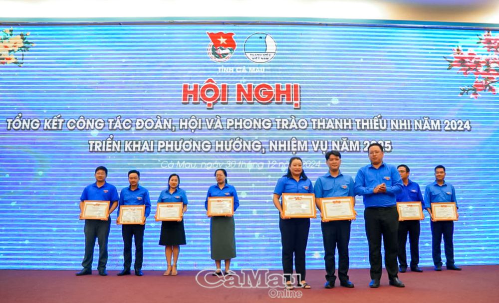 Tỉnh đoàn Cà Mau tặng bằng khen xuất sắc trong công tác Đoàn và phong trào thanh thiếu nhi năm 2024 cho đơn vị huyện U Minh và Cái Nước.