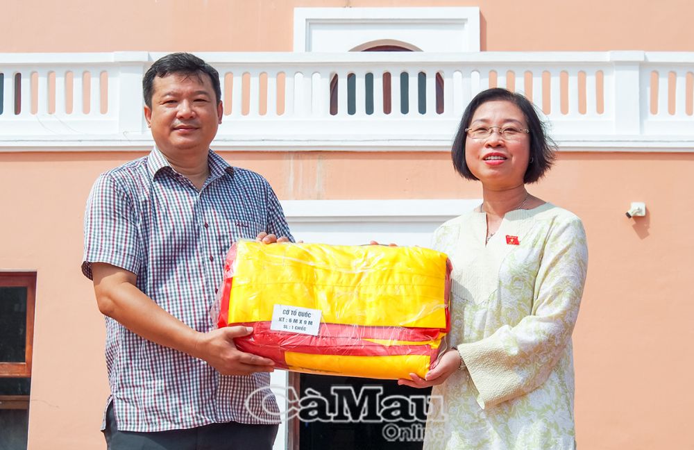 Thành ủy viên, Phó trưởng đoàn chuyên trách đoàn Đại biểu Quốc hội TP. Hà Nội Phạm Thị Thanh Mai tặng cờ Tổ quốc cho Ban quản lý Khu du lịch Mũi Cà Mau.