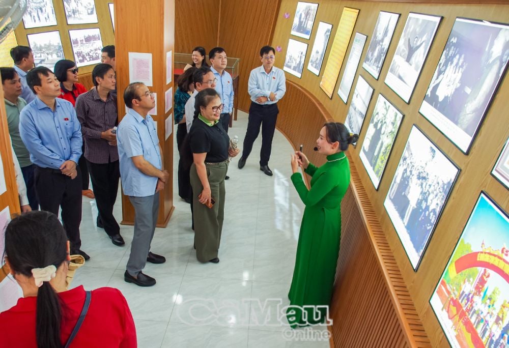 2/ Đoàn Đại biểu Quốc hội 13 tỉnh, thành phố thăm, ôn lại truyền thống tại Cụm tượng đài kỷ niệm Chuyến tàu tập kết ra Bắc năm 1954 tại thị trấn Sông Đốc, huyện Trần Văn Thời.