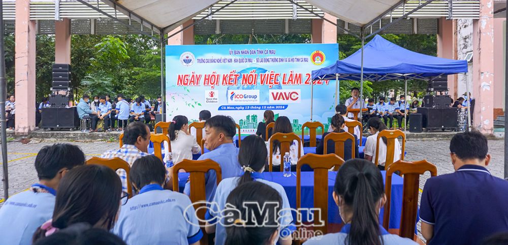 Ngày hội kết nối việc làm đã tạo cơ hội cho doanh nghiệp, công ty tuyển dụng cung cấp thông cho học sinh, sinh viên.