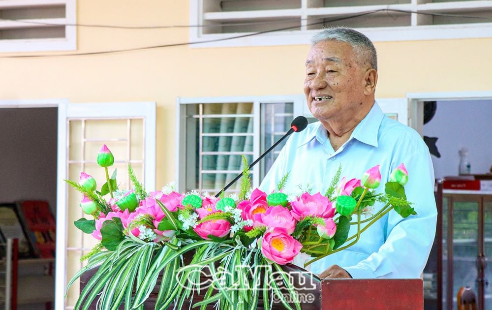 Nhà báo Đỗ Văn Nghiệp, Chủ nhiệm Câu lạc bộ Kể chuyện lịch sử Bảo tàng tỉnh Cà Mau, ôn lại truyền thống cách mạng vẻ vang, hào hùng của Quân đội Nhân dân Việt Nam cho các em học sinh.