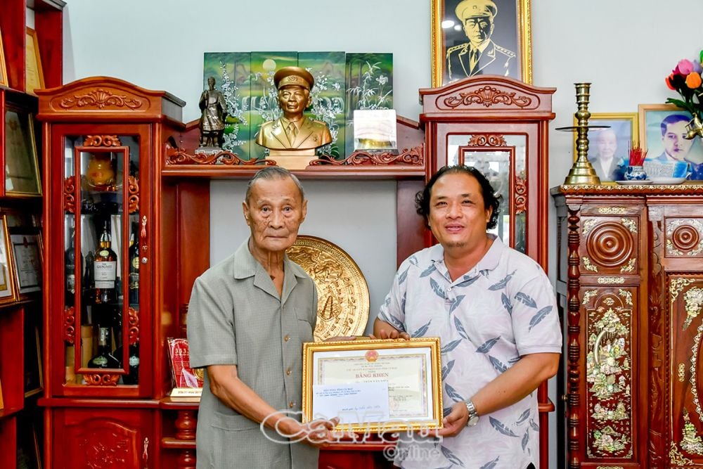 2. Ông Lê Minh Sơn, Giám đốc Bảo tàng tỉnh Cà Mau, trao bằng khen của Chủ tịch UBND tỉnh Cà Mau cho Thiếu tướng Trần Văn Niên, nguyên Phó Tư lệnh Quân khu 9.