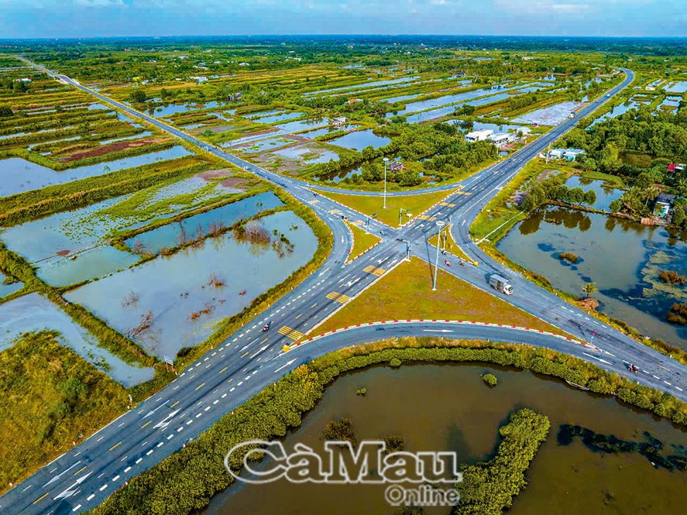 Các công trình, dự án quan trọng kết nối các "huyết mạch" sẽ đưa Cà Mau cất cánh vươn cao. (Trong ảnh: Nút giao tuyến tránh Quốc lộ 1 và tuyến đường TP Cà Mau - Ðầm Dơi (tại xã Hoà Thành, TP Cà Mau)). Ảnh: THANH MINH