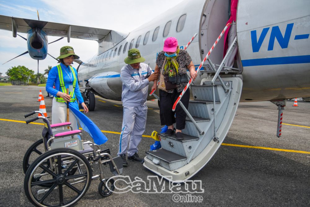 4/ Thời gian qua, những hành khách đặc biệt, di chuyển khó khăn luôn được sự quan tâm cao từ cán bộ, nhân viên Cảng Hàng không Cà Mau và Công ty Bay dịch vụ hàng không Chi nhánh Cà Mau.