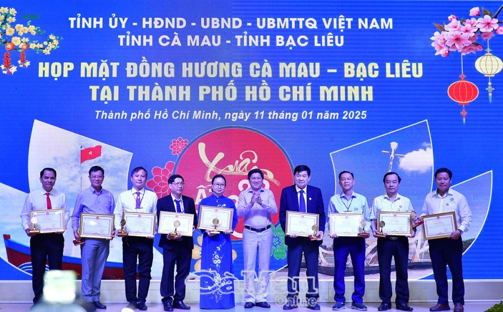  Phó chủ tịch UBND tỉnh Lê Văn Sử tặng bằng khen Chủ tịch UBND tỉnh cho các cá nhân có nhiều đóng góp xây dựng quê hương Cà Mau.