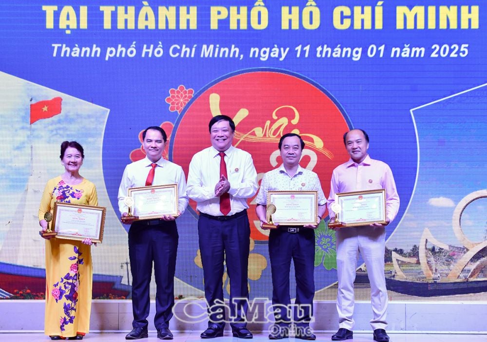 Chủ tịch UBND tỉnh Phạm Thành Ngại tặng bằng khen cho các tập thể hội đồng hương có nhiều đóng góp xây dựng quê hương Cà Mau.