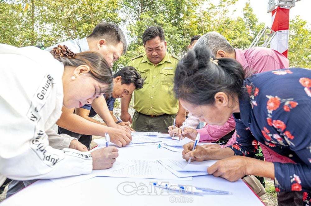 Các chủ cơ sở nhà hàng, quán ăn ký cam kết “Nói không với sử dụng động vật hoang dã trái phép”.