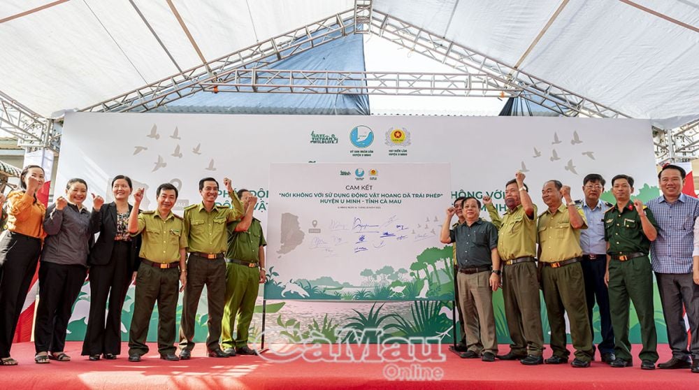 Các đại biểu lãnh đạo ký cam kết “Nói không với sử dụng động vật hoang dã trái phép” trên địa bàn huyện.