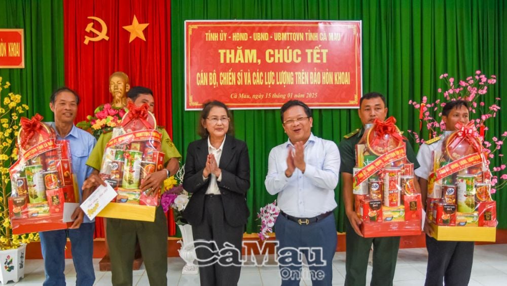 Phó bí thư Thường trực Tỉnh uỷ Nguyễn Đức Hiển và Trưởng Ban tổ chức Tỉnh uỷ Huỳnh Thị Thanh Loan trao quà của Tỉnh uỷ, HĐND, UBND, Uỷ ban MTTQ Việt Nam tỉnh cho 4 đơn vị đứng chân trên đảo.