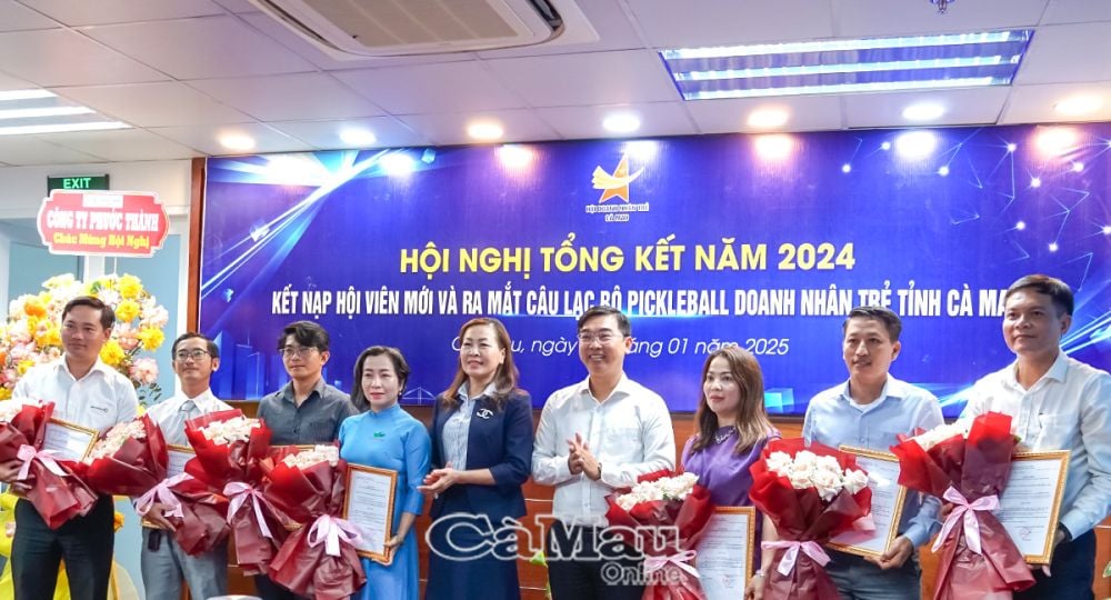 Kết nạp các hội viên Hội Doanh nhân trẻ tại hội nghị.