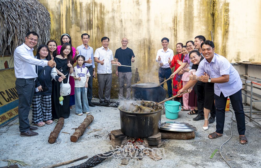 Gói bánh tét trao những phần bánh Tết nghĩa tình cho bà con khó khăn.