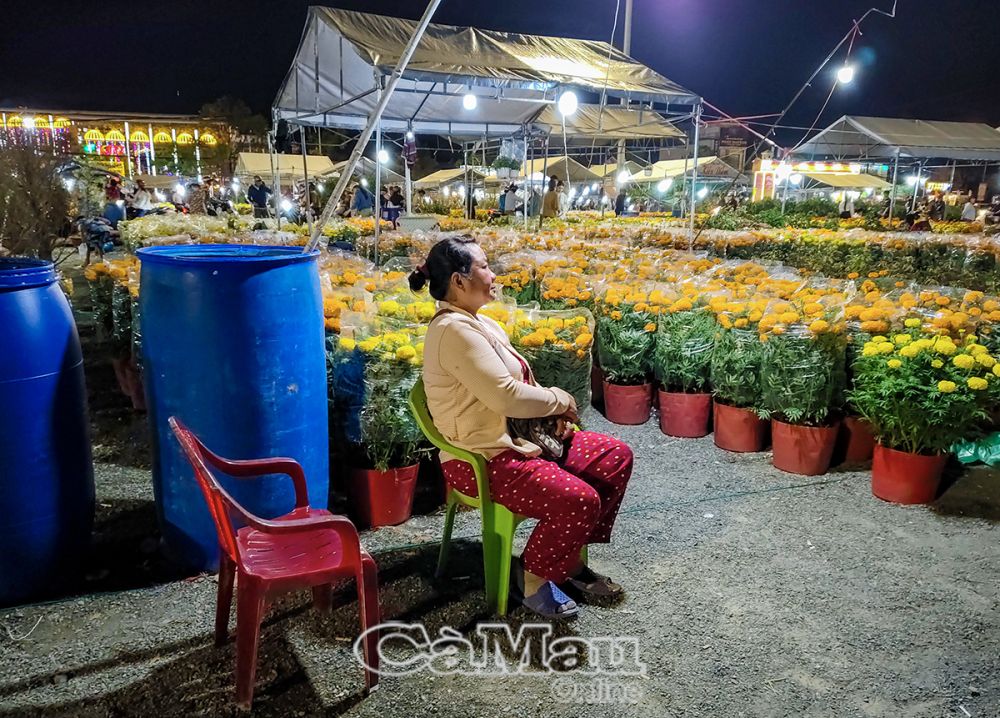 Tiểu thương bán hoa cúc vạn thọ cũng vắng khách.