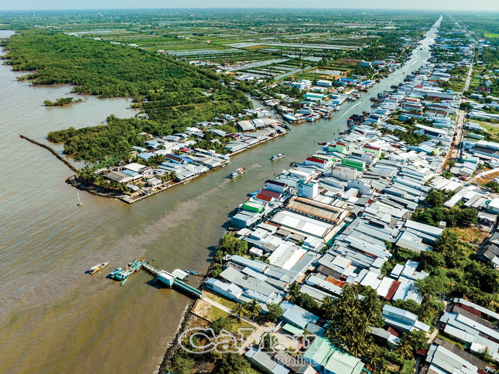 Cửa biển Khánh Hội, “phố biển” sôi động của huyện U Minh. Ảnh: HUỲNH LÂM