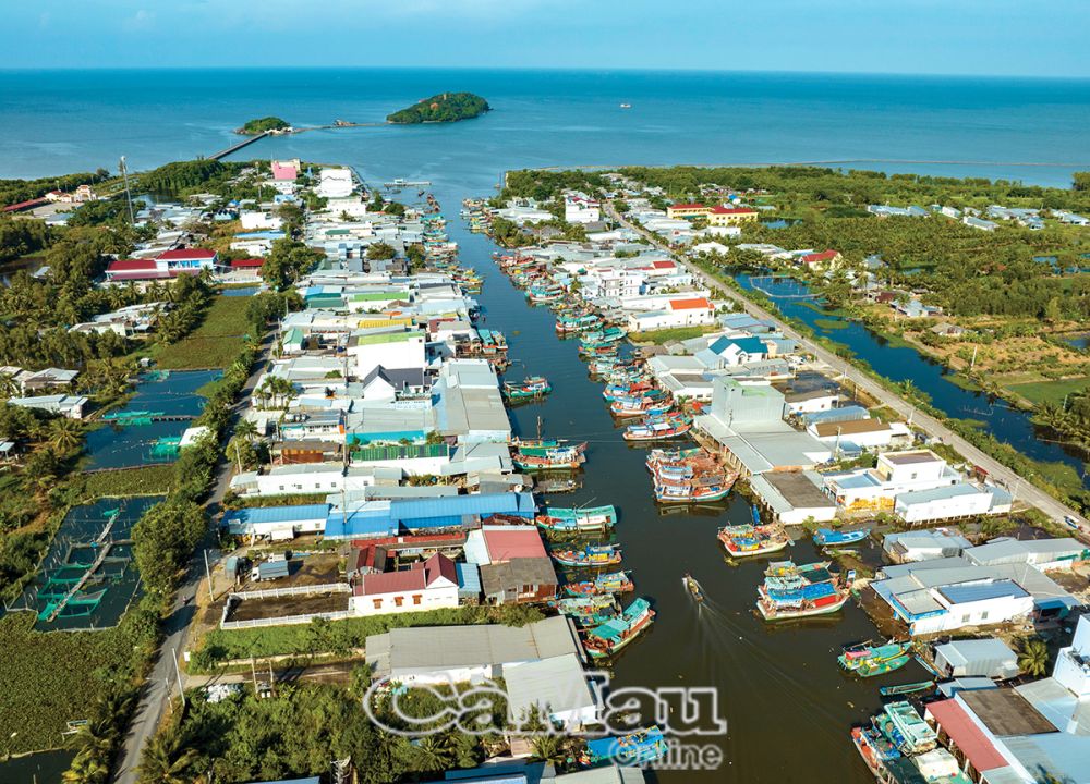 Phố ven biển Kinh Hòn “khoác” áo mới. Nơi đây được thiên nhiên ban tặng hòn Ðá Bạc tuyệt đẹp, nhiều tiềm năng phát triển du lịch biển. Ảnh: H.L