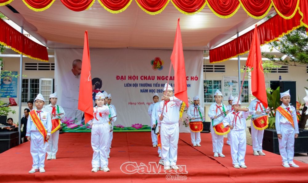 Đội nghi thức thực hiện nghi lễ chào cờ.  