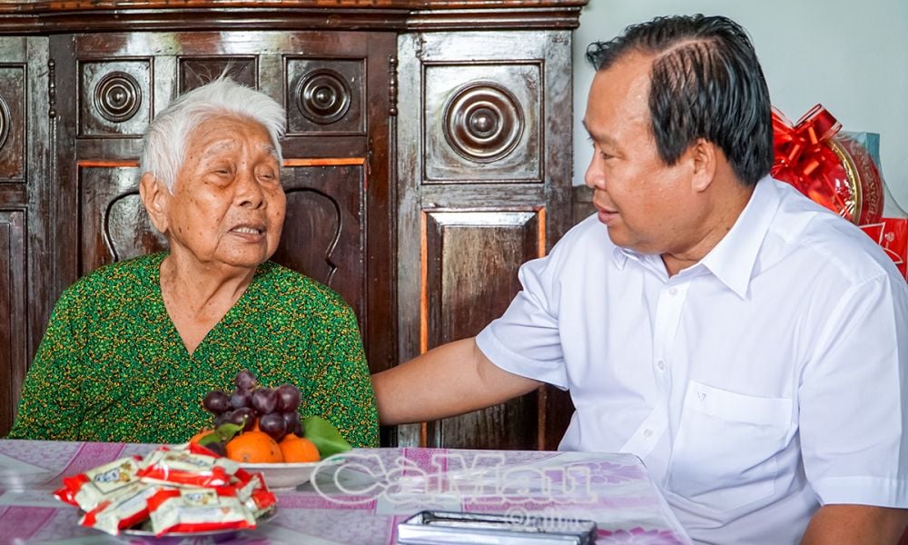 Đồng chí Nguyễn Minh Luân, Uỷ viên Ban Thường vụ Tỉnh uỷ, Phó chủ tịch UBND tỉnh thăm, chúc Tết, chúc mừng cụ Lê Thị Biết bước sang tuổi bách niên chi lão, tròn 100 tuổi.