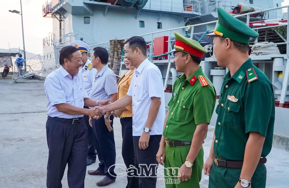 Các lực lượng đứng chân trên đảo Nam Du chào đón đoàn công tác đến thăm