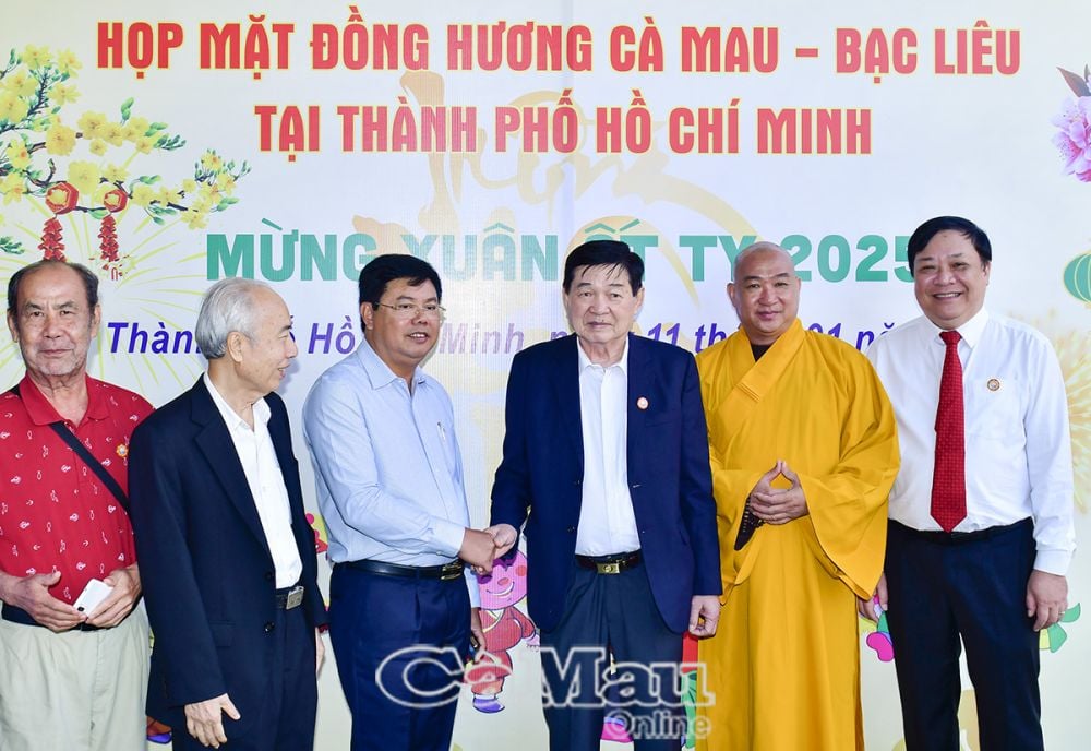 Lãnh đạo tỉnh thăm hỏi lãnh đạo Ban Liên lạc đồng hương Bạc Liêu - Cà Mau tại TP Hồ Chí Minh nhân buổi họp mặt.