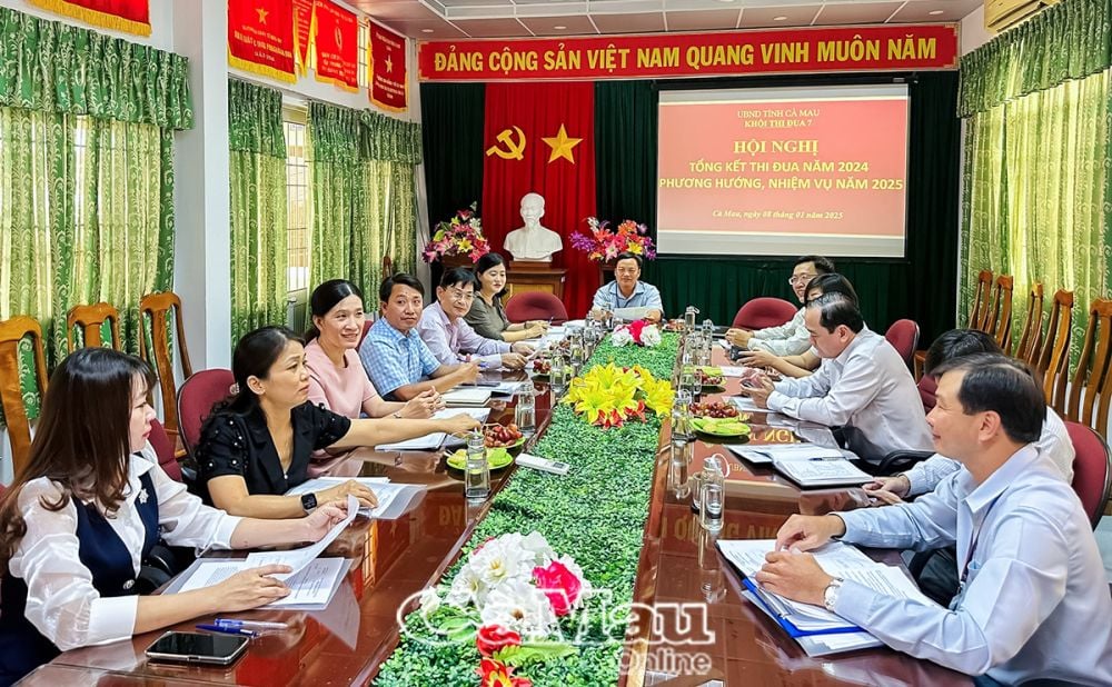 TS. Huỳnh Ngọc Linh, Hiệu trưởng Trường Cao đẳng Y tế Cà Mau, Khối trưởng Khối thi đua 7, thảo luận cùng các thành viên trong khối, bàn giải pháp tháo gỡ khó khăn, hoàn thành nhiệm vụ năm 2025.