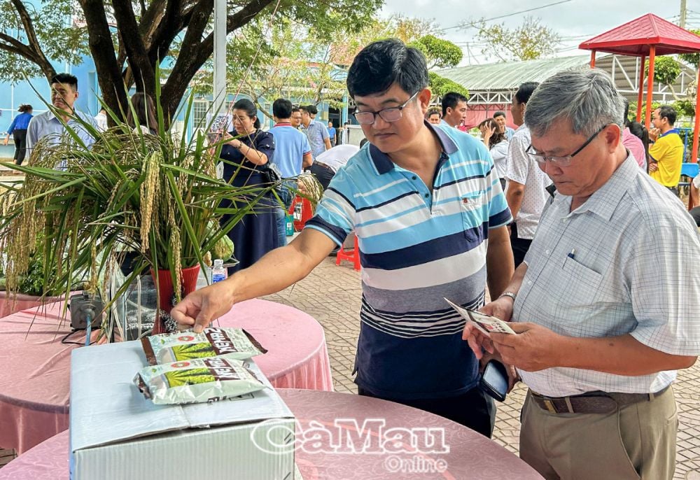 Ứng dụng sản phẩm sinh học trong quá trình sản xuất đã giúp nhiều sản phẩm của người dân xã Trí Lực đạt được các chứng nhận sạch, hữu cơ.