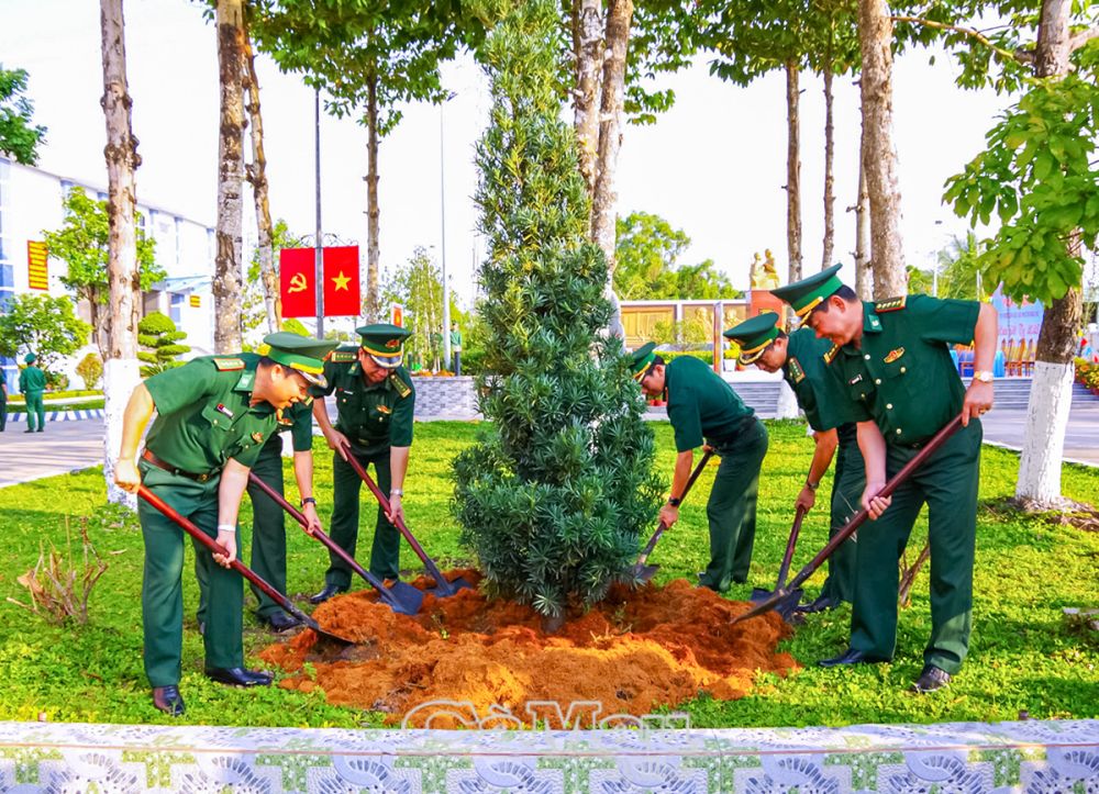 Các đồng chí trong Bộ chỉ huy trồng cây tại khuôn viên của đơn vị.