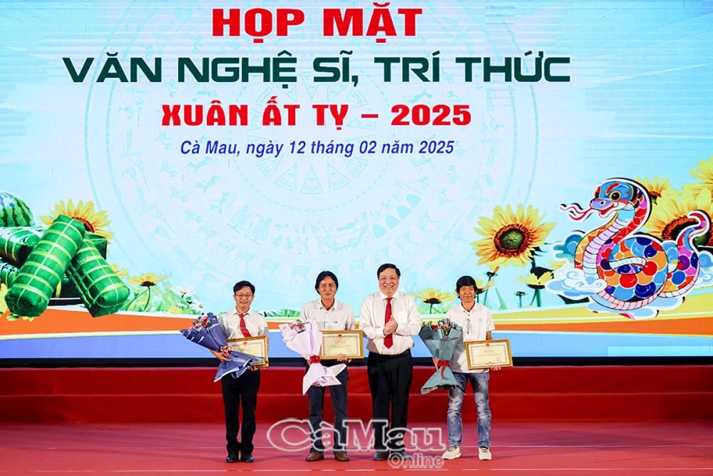 5- Phó bí thư Tỉnh uỷ, Chủ tịch UBND tỉnh Phạm Thành Ngại tặng bằng Khen cho các cá nhân đoạt giải thưởng Văn học Nghệ thuật cấp quốc gia 2024.