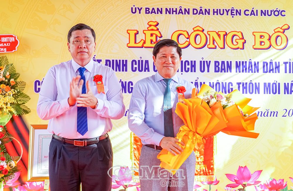 7: Phó bí thư Huyện uỷ, Chủ tịch UBND huyện Cái Nước Nguyễn Quốc Tuấn tặng hoa cho Phó chủ tịch UBND tỉnh Lê Văn Sử thay lời cảm ơn. 