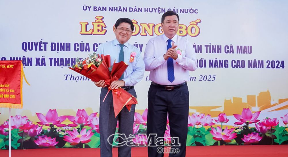 8: Phó bí thư Huyện uỷ, Chủ tịch UBND huyện Cái Nước Nguyễn Quốc Tuấn tặng hoa thay lời cảm ơn Phó chủ tịch UBND tỉnh Lê Văn Sử.