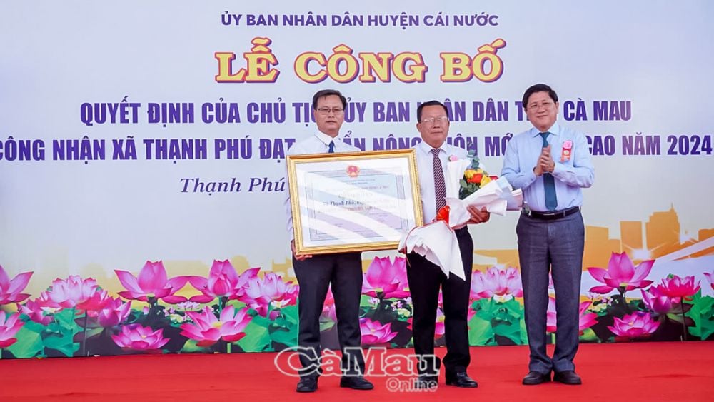 2: Phó chủ tịch UBND tỉnh Lê Văn Sử trao quyết định công nhận xã Thạnh Phú đạt chuẩn xã nông thôn mới nâng cao năm 2024.