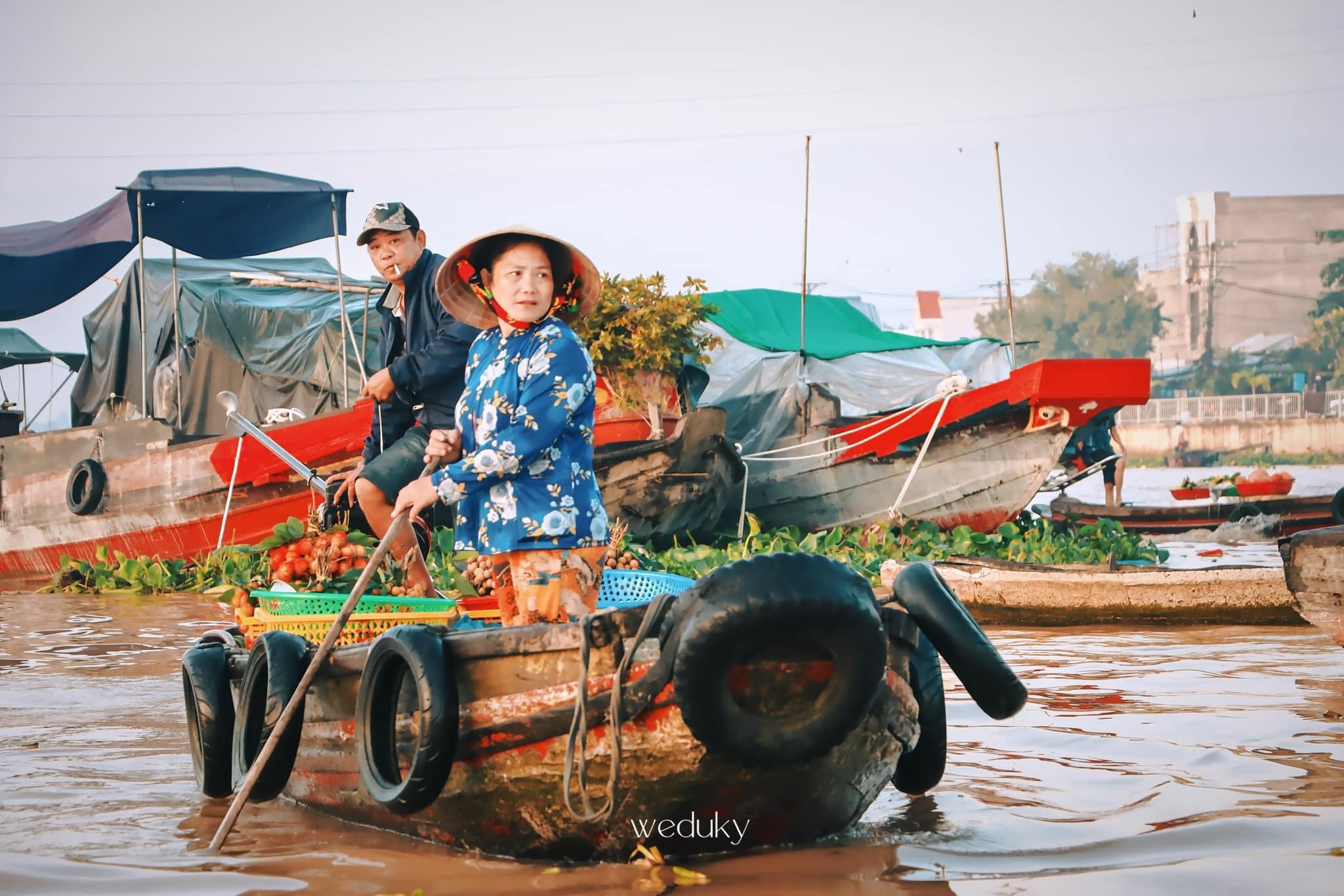 Có thể là hình ảnh về 3 người và thuyền