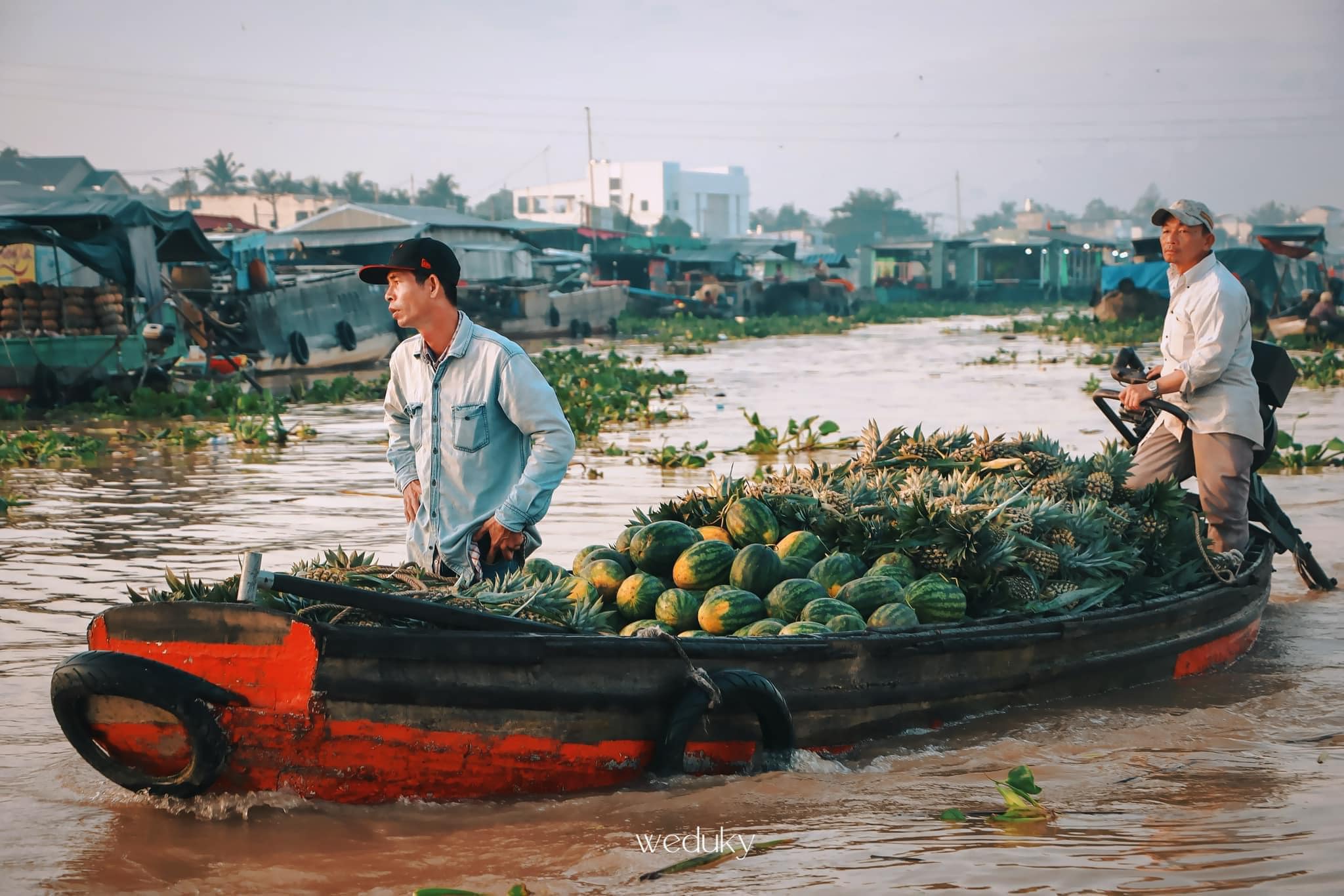 Có thể là hình ảnh về 2 người, thuyền và dưa hấu