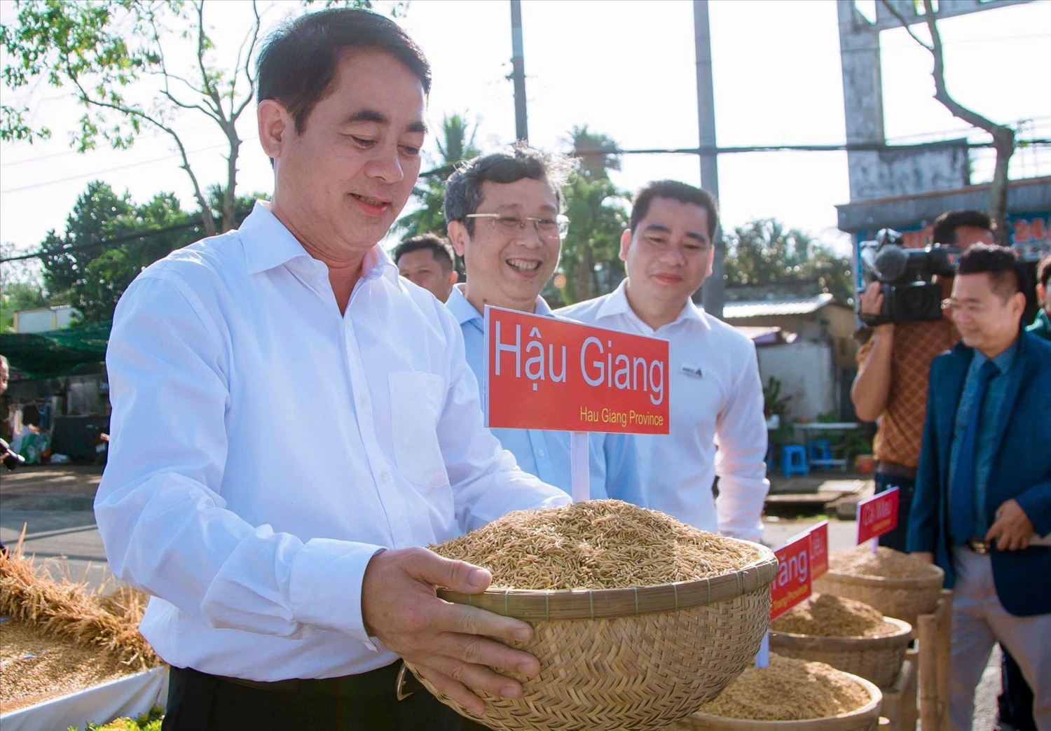 Bí thư Tỉnh ủy Hậu Giang Nghiêm Xuân Thành giới thiệu giống lúa đặc sản tỉnh Hậu Giang tại Triển lãm con đường lúa gạo Việt Nam với chủ đề “Hành trình ngàn năm lúa gạo Việt”