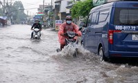 Mưa trắng trời, nhiều tuyến đường ở TPHCM mênh mông nước