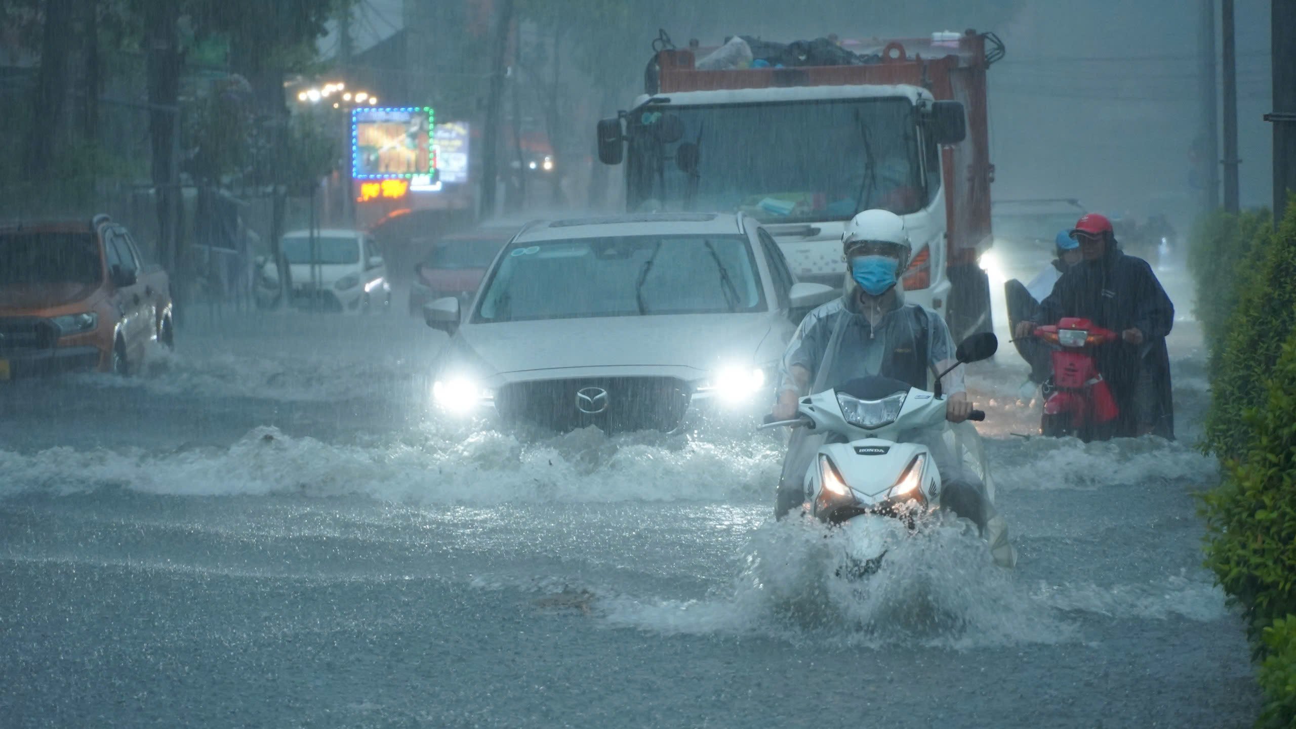 Nâng cao gần nửa mét, cứu đường trung tâm Cần Thơ thoát ngập nặng khi mưa lớn- Ảnh 3.