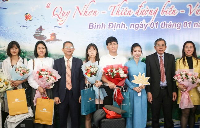 Du thuyền, hàng không ùn ùn đưa khách quốc tế đến 'xông đất' miền Trung ảnh 17