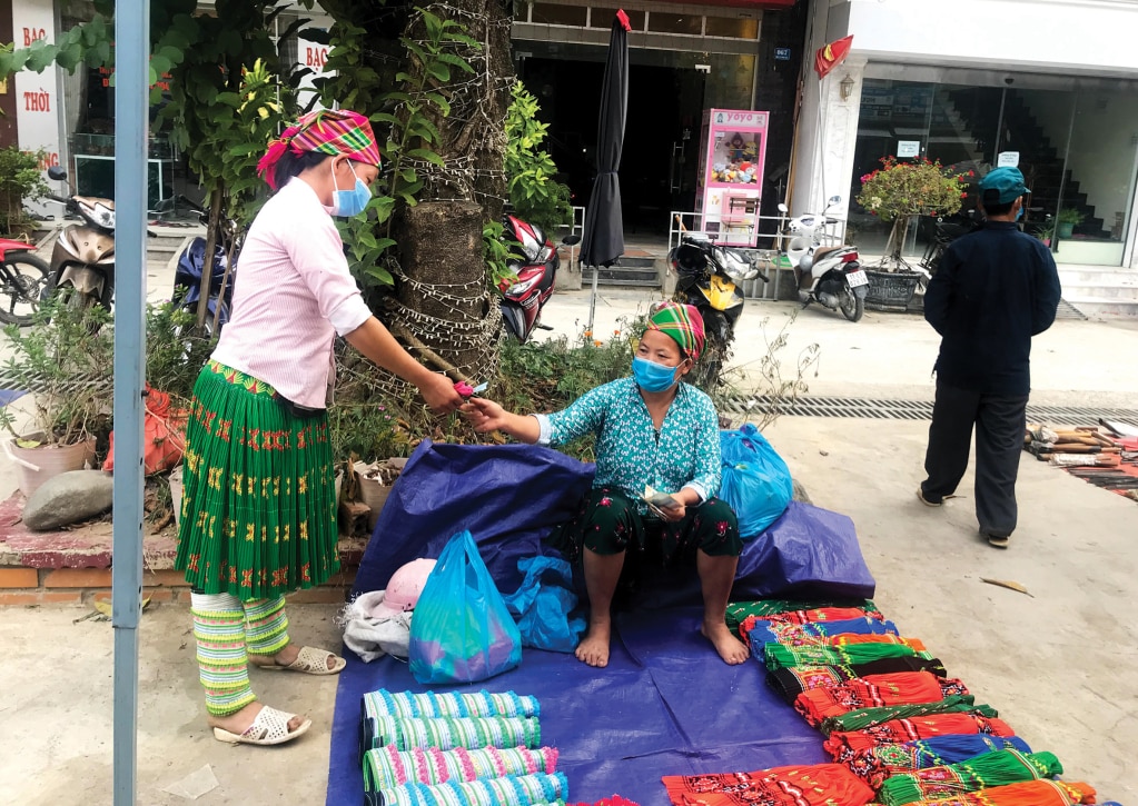 Nguyên liệu thêu, dệt nên những trang phục truyền thống của dân tộc Mông ngày nay chủ yếu được may công nghiệp, có bán trên thị trường.