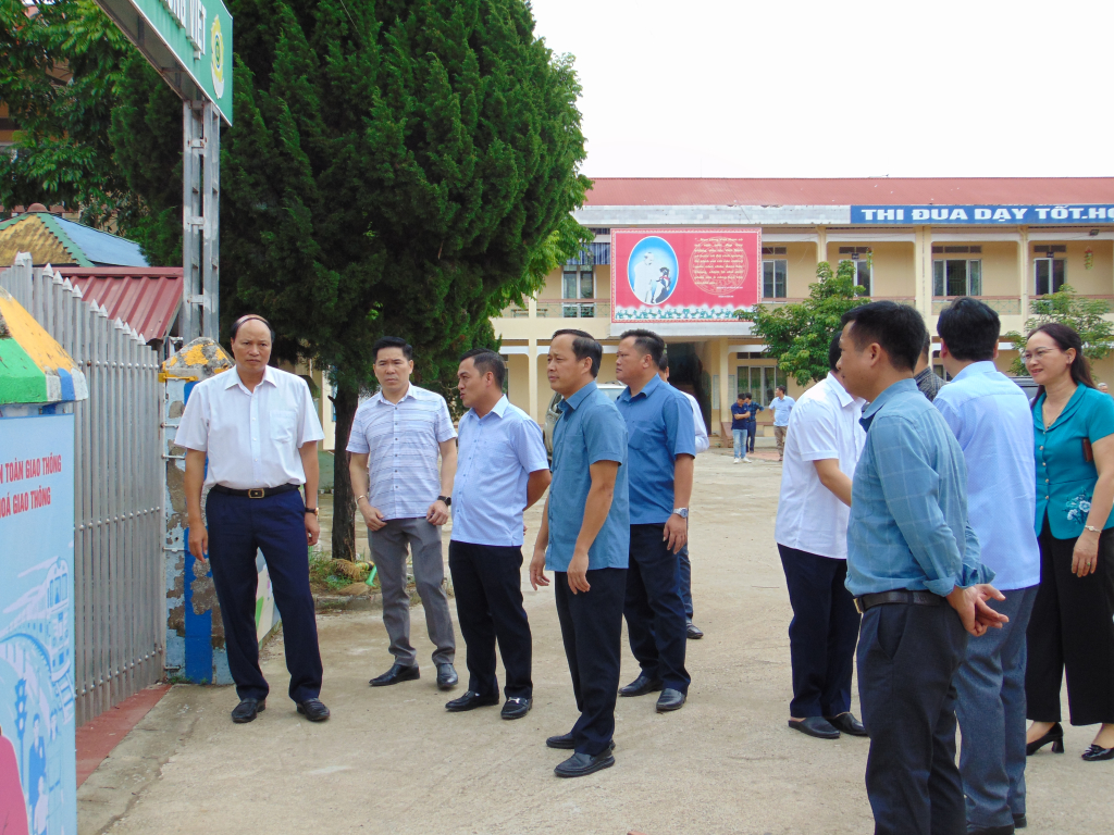 Đoàn giám sát HĐND tỉnh thực địa tại Trường Tiểu học và Trung học sở xã Hồng Việt (Hòa An).