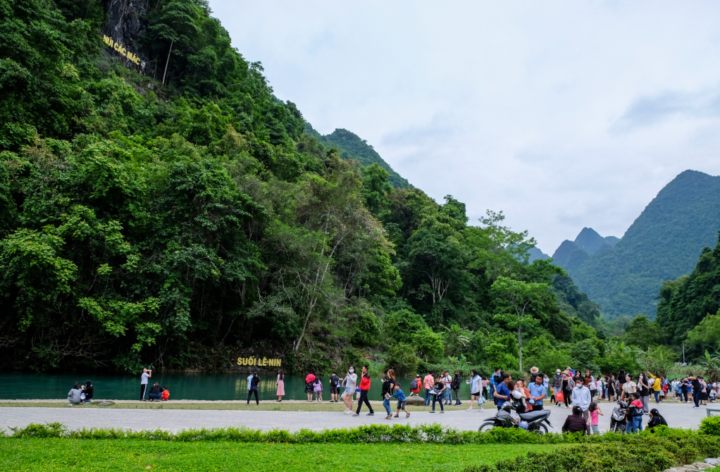 Du khách tham quan Khu di tích Quốc gia đặc biệt Pác Bó.