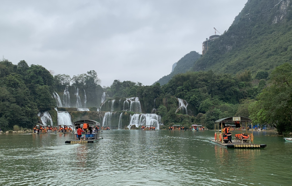 Du khách đến tham quan, du lịch tại thác Bản Giốc, huyện Trùng Khánh.